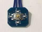 Bảng mạch công tắc đèn pin có đèn led Bảng mạch công tắc đèn pin có đèn led Loại công tắc: điện tử  Có 2 led xanh và 2 led đỏ Kích thước: 14mm x 14mm x 3.5mm (vuông)  Dùng cho đèn pin và một số thiết bị khác Giá: 100.000 VNĐ